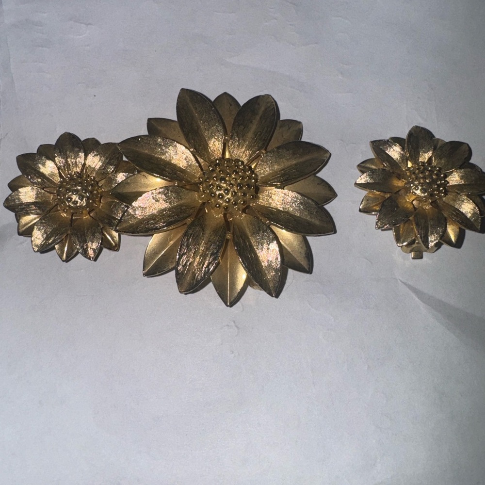 Sarah Coventry Gold Floral Brooch and Earrings Set